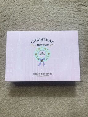 Too Faced “Merry Macarons” Christmas in New York 2016 Holiday Palette (New)